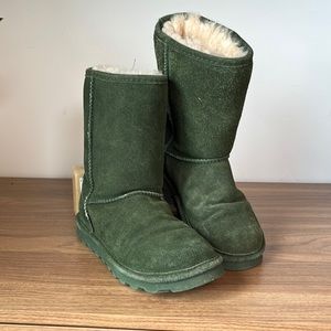 Dark green bearpaw fuzzy boots